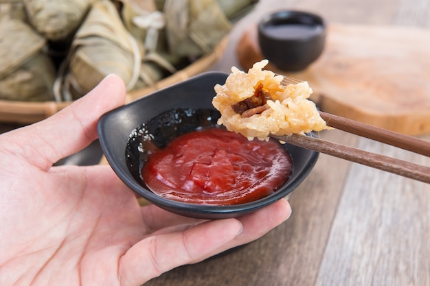 Essen chinesische traditionelle Zongzi Reisknödel für Dragon Boat Festival Essen