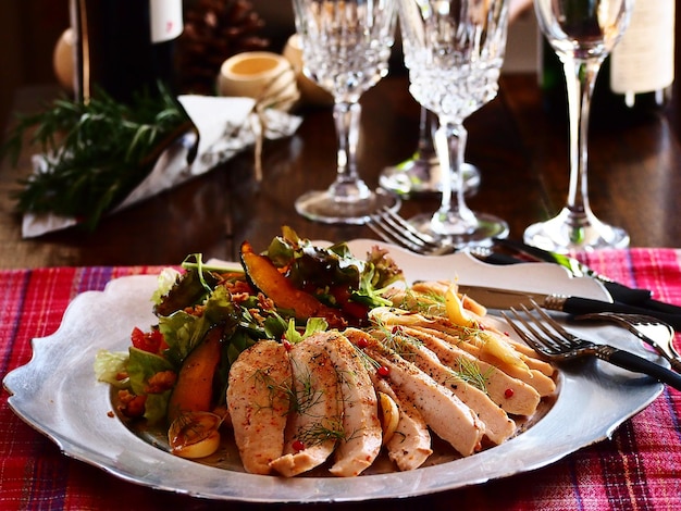 Essen, das auf dem Tisch gegen Trinkgläser serviert wird