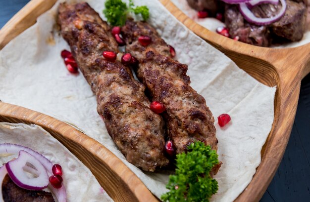 Essen der georgischen Küche. Gegrilltes Fleisch mit Khinkali. Georgisches Restaurant.