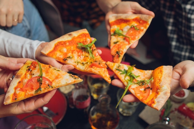 Essen Essen Nahaufnahme von Menschen Hände nehmen Scheiben Peperoni Pizza Gruppe von Freunden teilen Pizza zusammen Fast Food Freundschaft Freizeit Lifestyle
