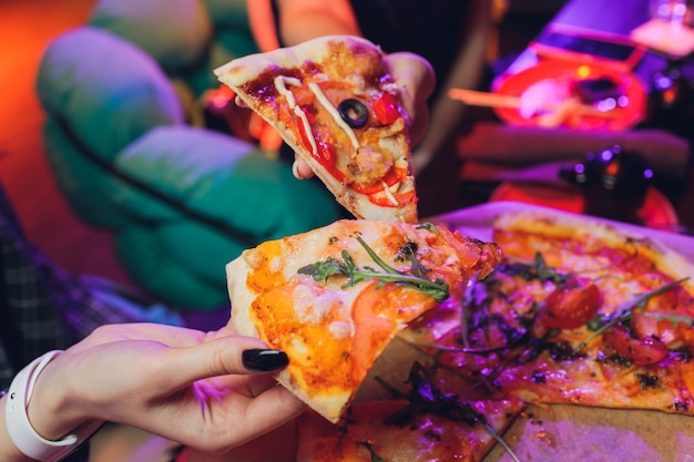 Essen Essen Nahaufnahme von Menschen Hände nehmen Scheiben Peperoni Pizza