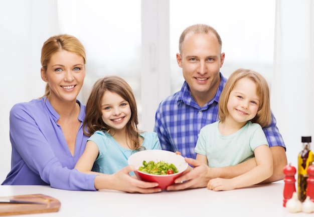 essen, familie, kinder, glück und menschenkonzept - glückliche familie mit zwei kindern mit salat zu hause