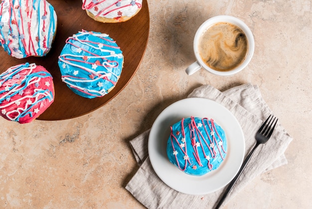 Essen für den Unabhängigkeitstag. 4. Juli. traditionelle amerikanische Donuts mit Glasur in den Farben der USA-Flagge