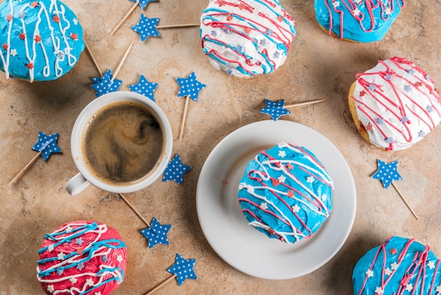 Essen für den Unabhängigkeitstag. 4. Juli. traditionelle amerikanische Donuts mit Glasur in den Farben der USA-Flagge