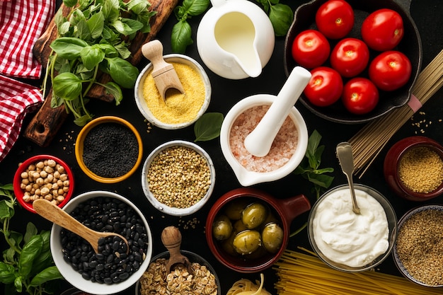 Essen Hintergrund Essen Konzept mit verschiedenen leckeren frischen Zutaten für das Kochen. Italienische Lebensmittelzutaten. Sicht von oben.