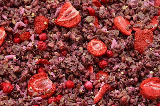 Essen Hintergrund rosa Müsli mit Erdbeergeschmack mit gefriergetrockneten Beeren