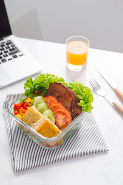 Essen im Büro. Gesundes Mittagessen für die Arbeit.