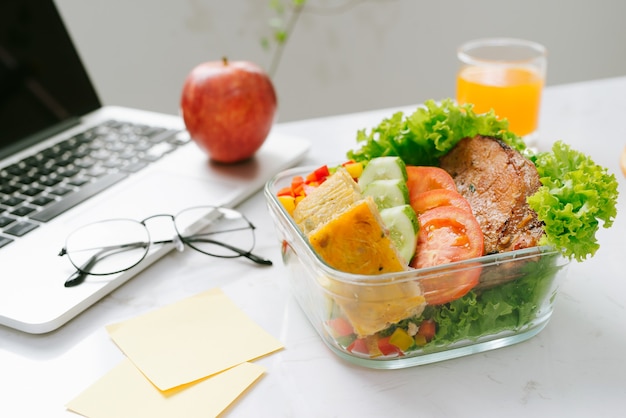 Essen im Büro. Gesundes Mittagessen für die Arbeit.