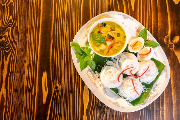 Essen im thailändischen Stil grünes Curry mit Hähnchen köstliches Gemüse asiatisches Abendessen