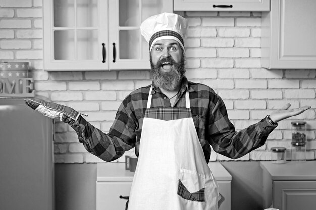 Foto essen in der küche zubereiten food concept kochen bärtiger mann, der in weißer uniform kocht