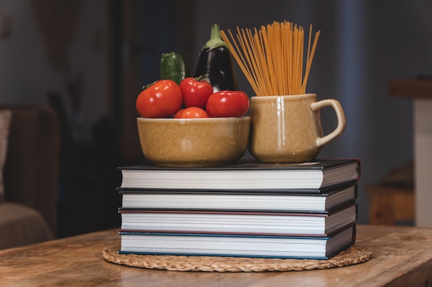 Essen in Tassen auf Büchern