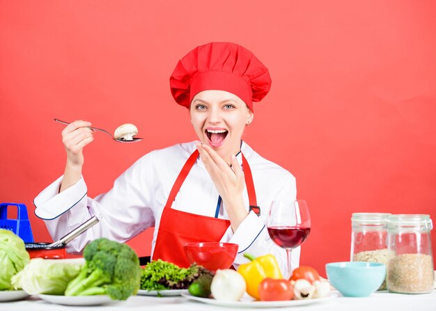 Essen kochen. Mädchen am Küchentisch. Kochen und Haushalten. Hausfrauen-Routine. Gesundes Essen kochen. Professionelle Kochtipps. Frau Koch versucht Geschmack Essen Essen. Leckeres Rezeptkonzept.