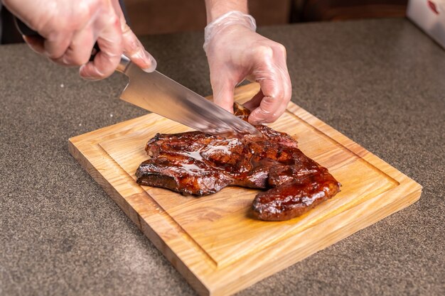 Essen, leckeres und handwerkliches Konzept - Servieren von gegrilltem Steak.