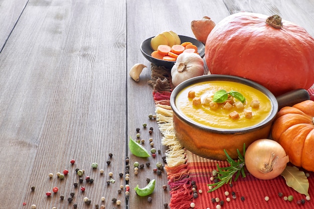 Essen mit Kürbissuppe mit Zutaten