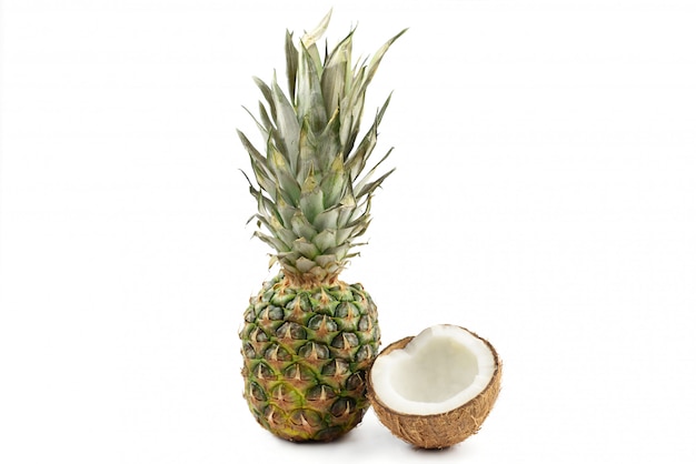 Essen reife tropische Frucht Ananas ganze und eine halbe Kokosnuss o