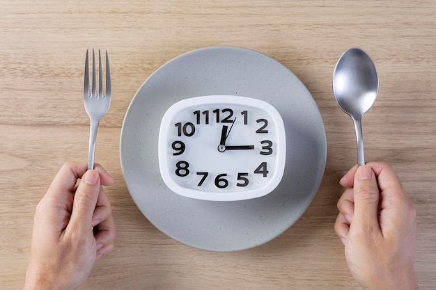 Essen Sie Essen Zeit gesunde Ernährung Konzept Hand halten Löffel und Gabel