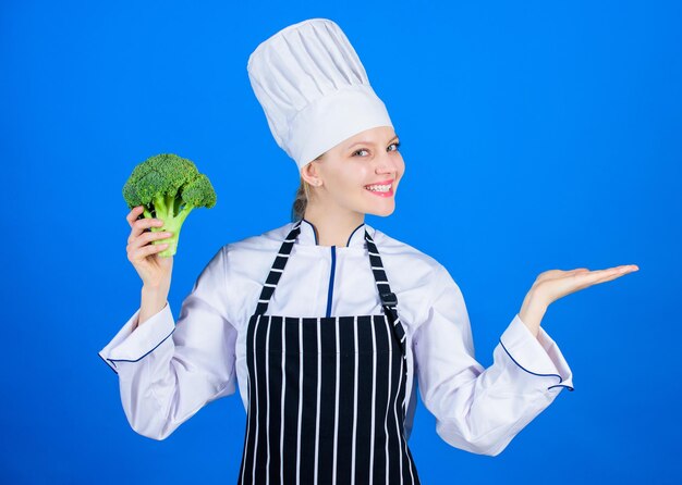 Essen Sie gesund Mädchen halten Gemüse Bio-Ernährung Chefin hält Brokkoli, der auf den Kopierbereich zeigt Gesunde vegetarische Rezepte Erstaunliche Brokkoli-Fakten, die Sie kennen sollten Gesunde Ernährung Diät-Konzept