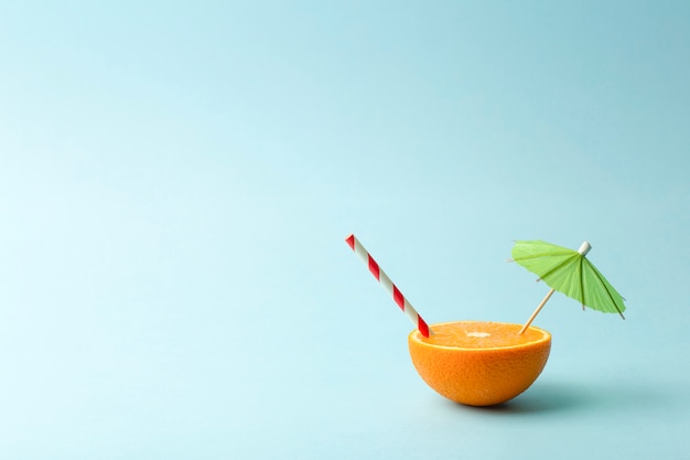 Essen Sommer minimales Konzept. Orangensaft und saftige tropische Früchte auf einem hellen Hintergrund