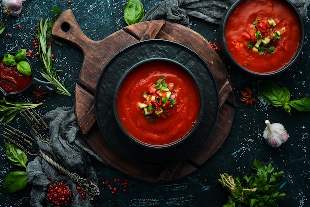 Essen Tomate Gaspacho Suppe auf einer schwarzen Steinplatte Draufsicht Freier Platz für Ihren Text