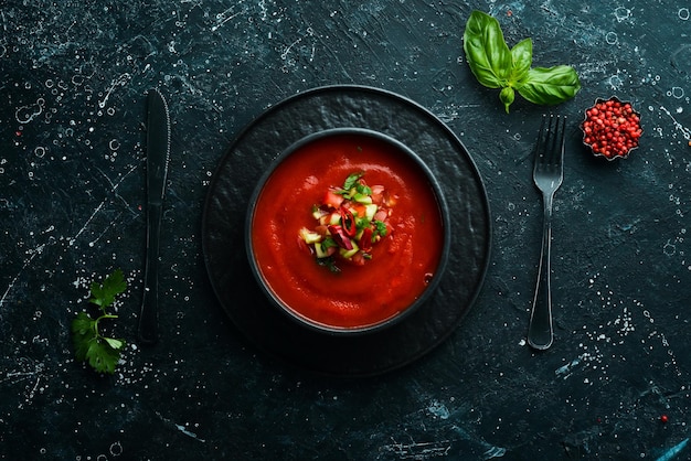 Essen Tomate Gaspacho Suppe auf einer schwarzen Steinplatte Draufsicht Freier Platz für Ihren Text