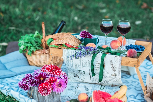 Essen und Blumen bei einem Picknick