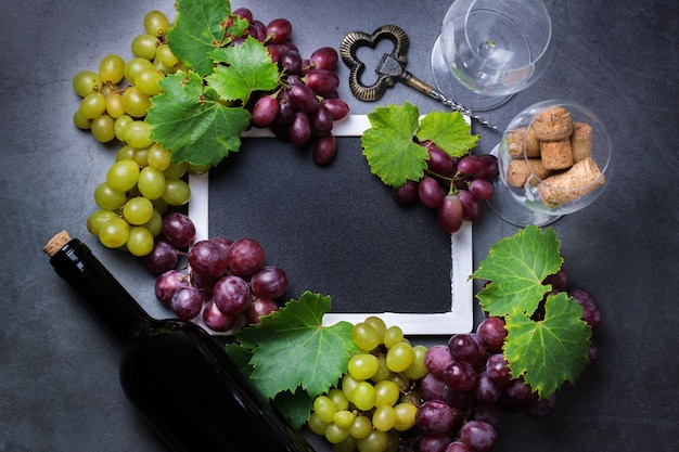 Essen und Trinken Ernte Herbst Herbst Konzept Weinprobe Degustation Einladungskarte mit Symbolen Weinrebe Flasche Gläser Korkenzieher Kopieren Sie Platz schwarzen Hintergrund