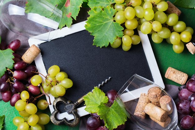 Essen und Trinken Ernte Herbst Herbstkonzept Weinprobe Degustation Einladungskarte mit Symbolen Weinrebe Flasche Gläser Korkenzieher Kopieren Sie Raum Hintergrund