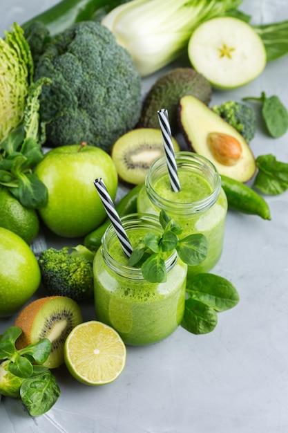 Essen und Trinken, gesunde Ernährung und Ernährung, Lebensstil, veganes, alkalisches, vegetarisches Konzept. Grüner Smoothie mit Bio-Zutaten, Gemüse auf einem modernen Küchentisch