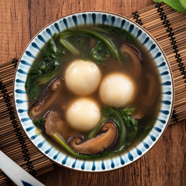 Essen von großem Tangyuan Yuanxiao mit herzhafter Suppe in Taiwan