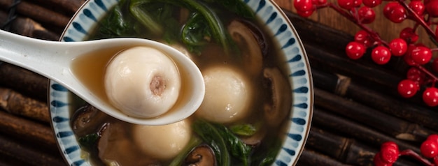 Essen von großem Tangyuan Yuanxiao mit herzhafter Suppe in Taiwan