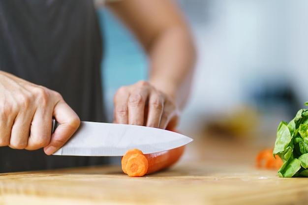 Essen vorbereiten Frau bereitet Gemüsesalat in der Küche vor Gesundes Essen Gesundes Kochen