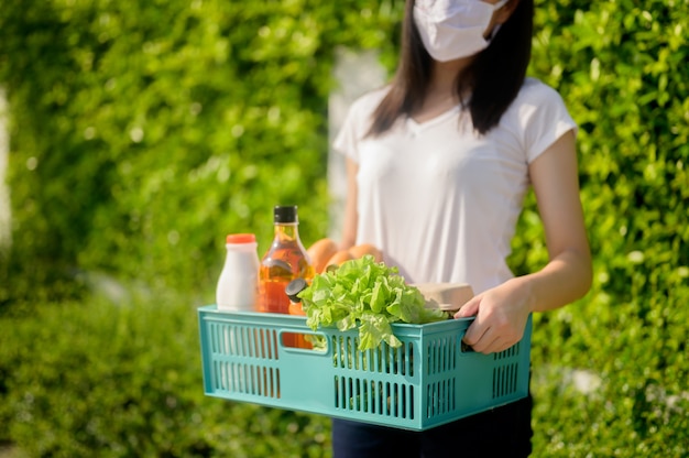 Essenslieferung bei Sperrung und Selbstquarantäne zu Hause. Neue Normalität und Leben nach COVID in Thailand, Asien. Soziale Distanzierung und bleiben Sie zu Hause, bleiben Sie sicher.