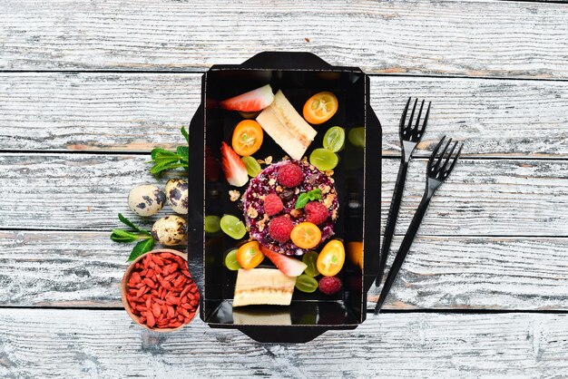 Essenslieferung im Restaurant Fitness-Dinner zum Mitnehmen Ernährung zum Abnehmen in Boxen Ansicht von oben Freier Platz für Ihren Text