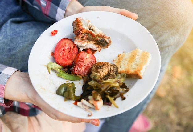 Essensreste auf dem Teller Gemüse Fleisch und Brot