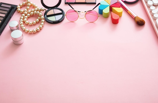 Essentials acessórios femininos de moda em fundo rosa