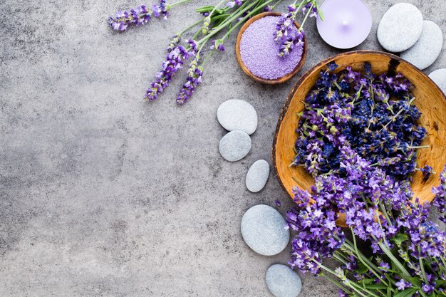 Essentielles Lavendelsalz mit Blumen Draufsicht.
