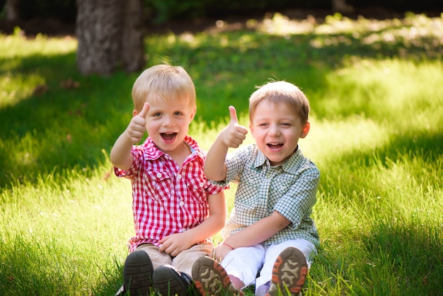 Esses dois meninos são melhores amigos. amigos para toda a vida.