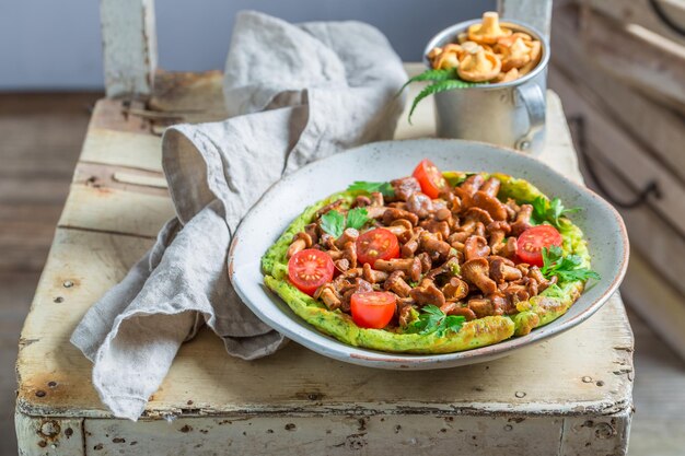 Essfertiges Omelett mit Champignons, Kirschtomaten und Petersilie