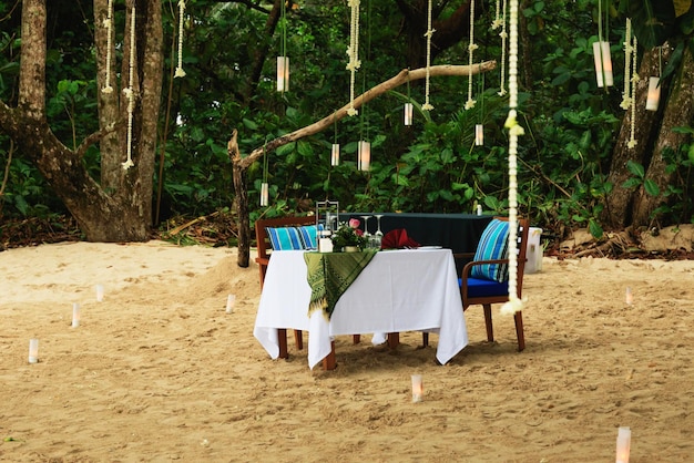 Esstisch für ein romantisches Date am Sandstrand