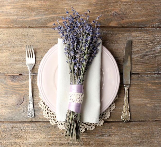Esstisch mit Lavendelblüten auf Holztischhintergrund