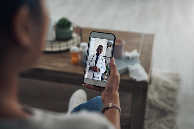 Foto esta chamada é muito informativa foto de uma pessoa irreconhecível em uma videochamada com um médico