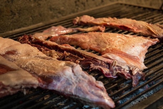 Se está cocinando una parrilla con carne y la parrilla.