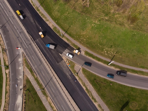 Se está colocando un nuevo pavimento de asfalto. El equipo de construcción de carreteras está funcionando.