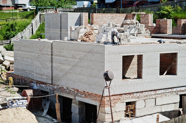 Se está construyendo una casa de ladrillos en la ciudad.