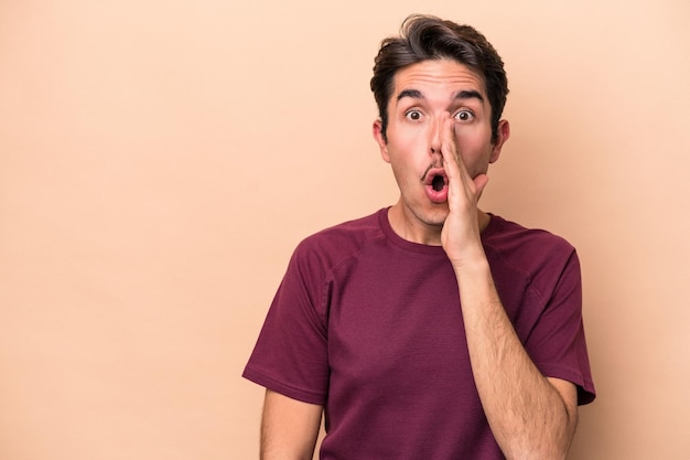 Está diciendo una noticia secreta y mirando a un lado