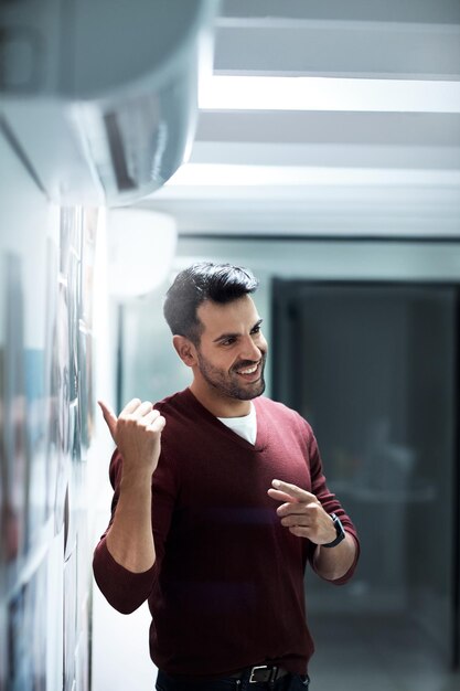 Esta é a coisa boa aqui Foto de um empresário apresentando suas ideias durante uma sessão de brainstorming no trabalho