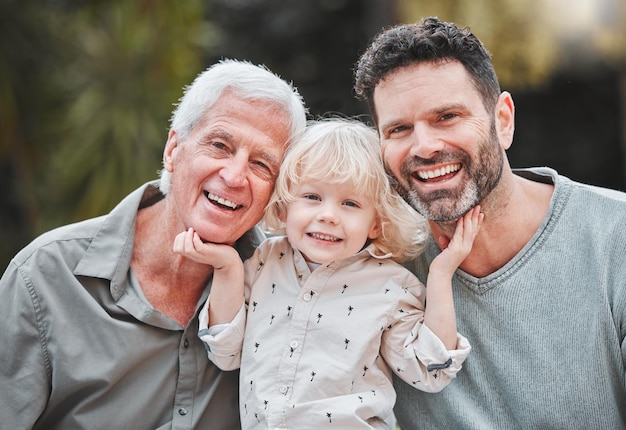 Esta é a foto do papai e do vovô de um garotinho posando do lado de fora com seu pai e seu avô