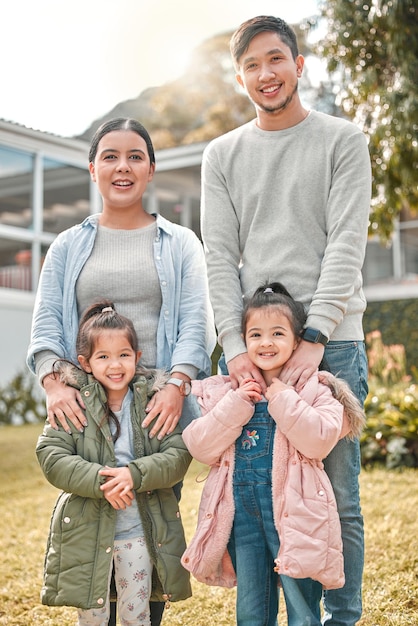 Esta é a minha linda foto de família de um jovem casal e suas duas filhas do lado de fora de sua casa