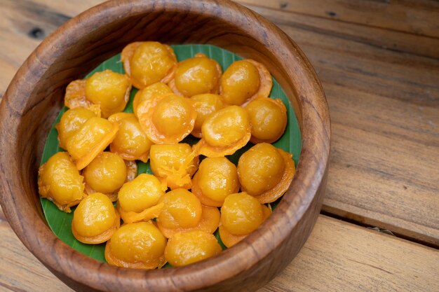 Esta é a sobremesa tailandesa chamada MedKanoon Mung Bean Yolk É feita de pasta de feijão Mung formada em gema de ovo e açúcar