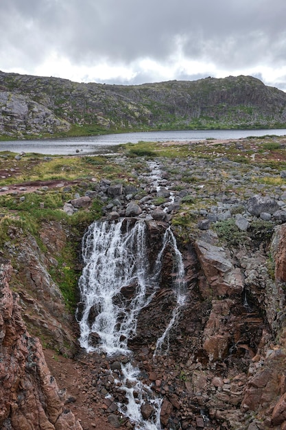 Esta é uma cachoeira Teriberka no distrito de Kolsky de Murmansk Oblast Rússia